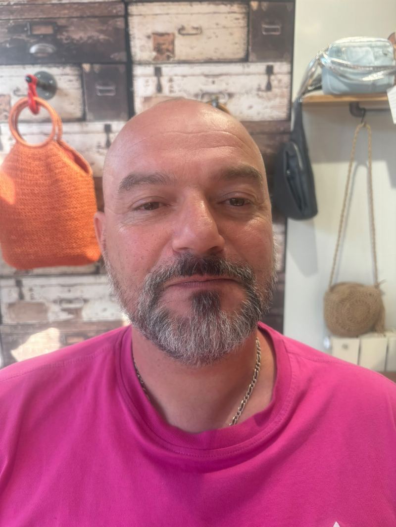 Barbe poivre et sel taillée et dégradée, vue de face