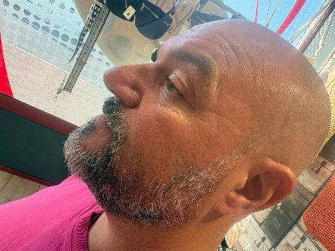 Profil : contour de la barbe et ligne du cou au rasoir
