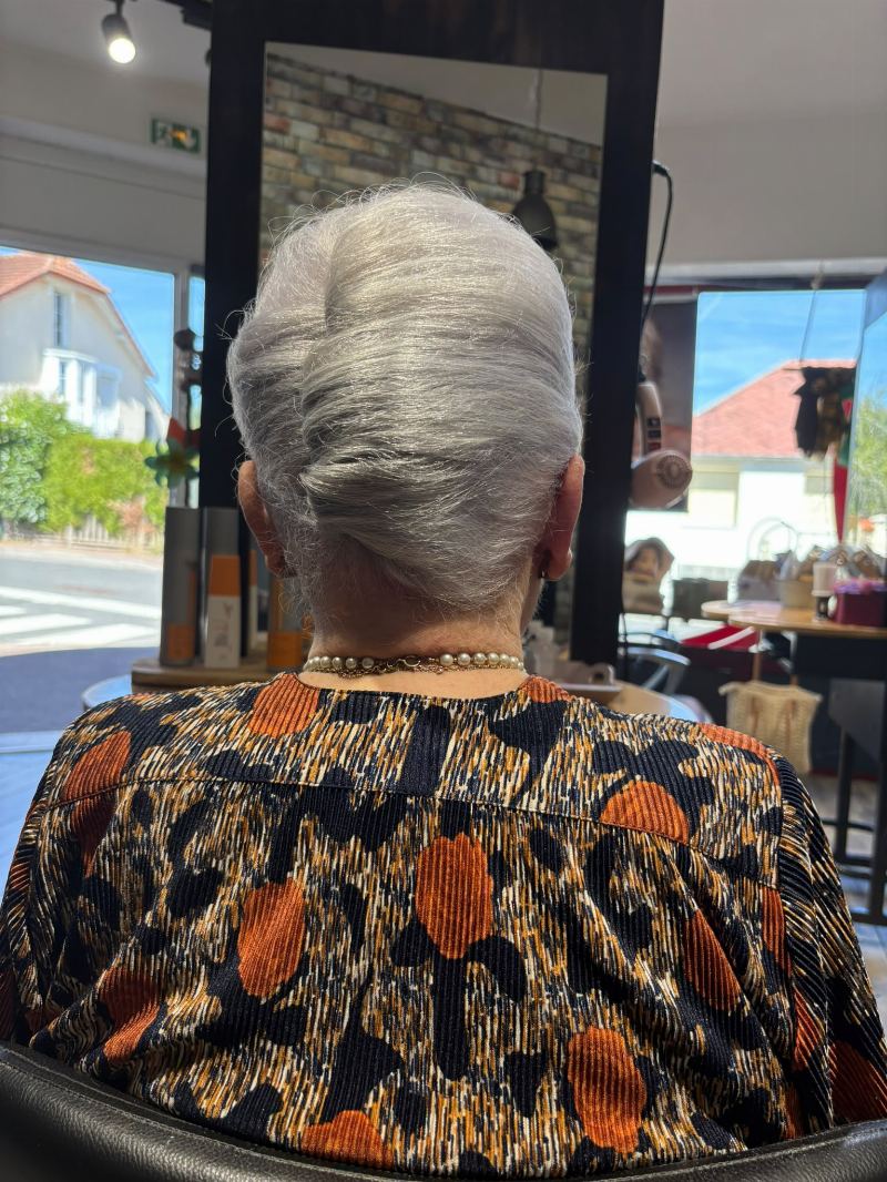 Chignon banane sur cheveux blancs, vue de dos