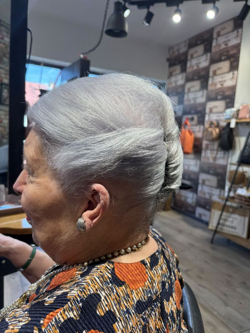 Chignon banane vu de profil, volume au sommet