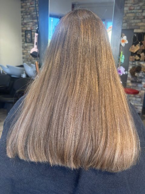 Avant : longs cheveux blond doré uniformes, vue de dos