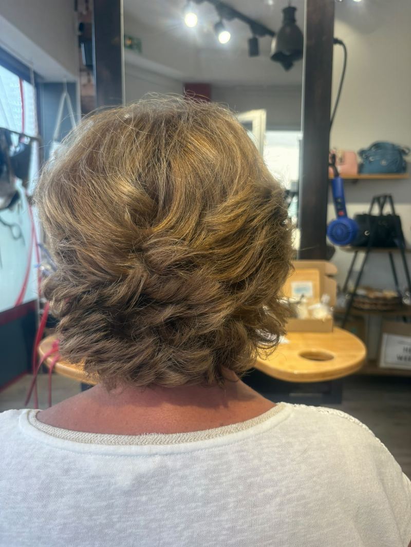 Coupe courte blond foncé à reflets dorés, vue de dos