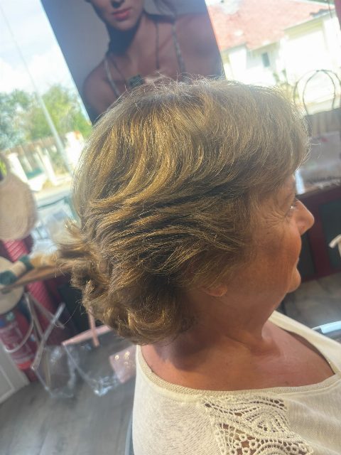 Profil : brushing en mouvement sur blond foncé doré