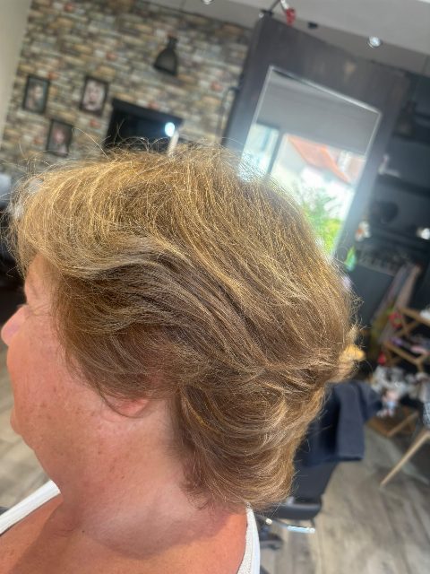 Vue de dessus : reflets dorés du blond foncé